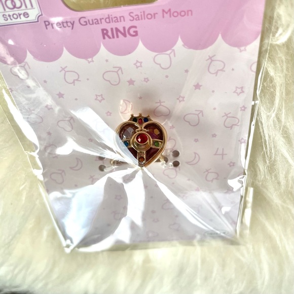Sailor Moon Cosmic Heart Compact Ring - Picture 3 of 5